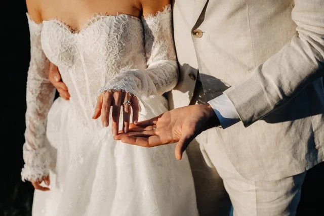 Mani degli sposi, dettaglio dal matrimonio a Casa Renai, San Gimignano