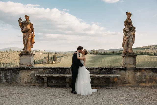Bacio degli sposi tra le statue del giardino di Villa Corsini a Mezzomonte, Impruneta, con le colline intorno