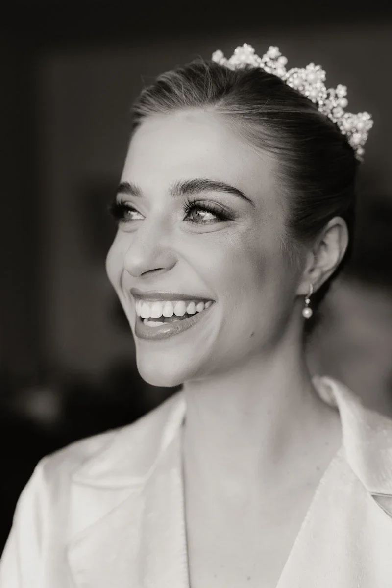 Ritratto in bianco e nero della sposa che si prepara a Villa Corsini a Mezzomonte