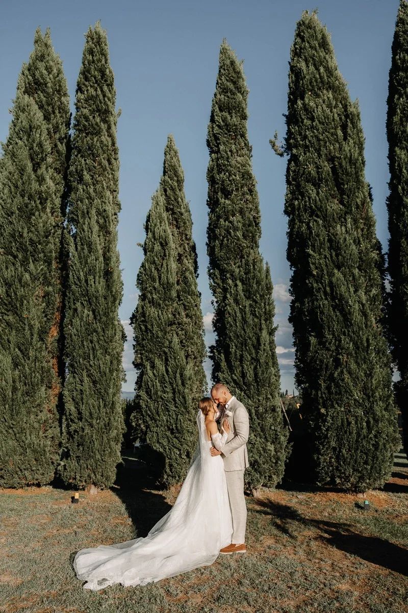 Sposa al tramonto tra i cipressi di Casa Renai, San Gimignano