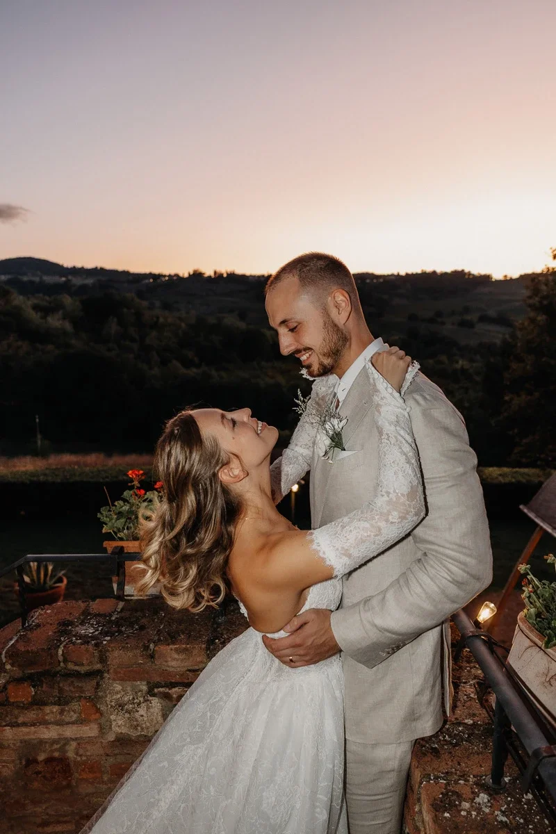 Sposi abbracciati al tramonto a Casa Renai, San Gimignano