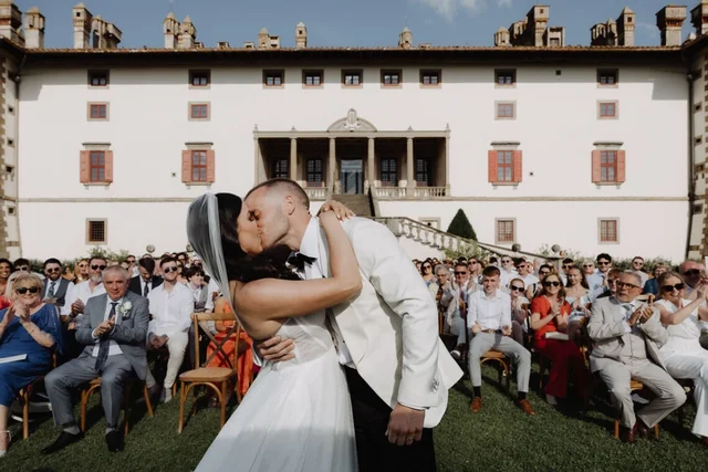 Bacio degli sposi alla cerimonia davanti alla Villa Medicea La Ferdinanda, Artimino